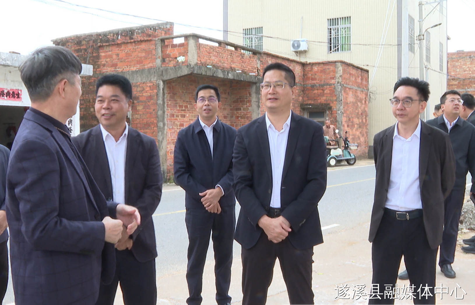 骆华庆率队调研第三批典型村培育和创文工作