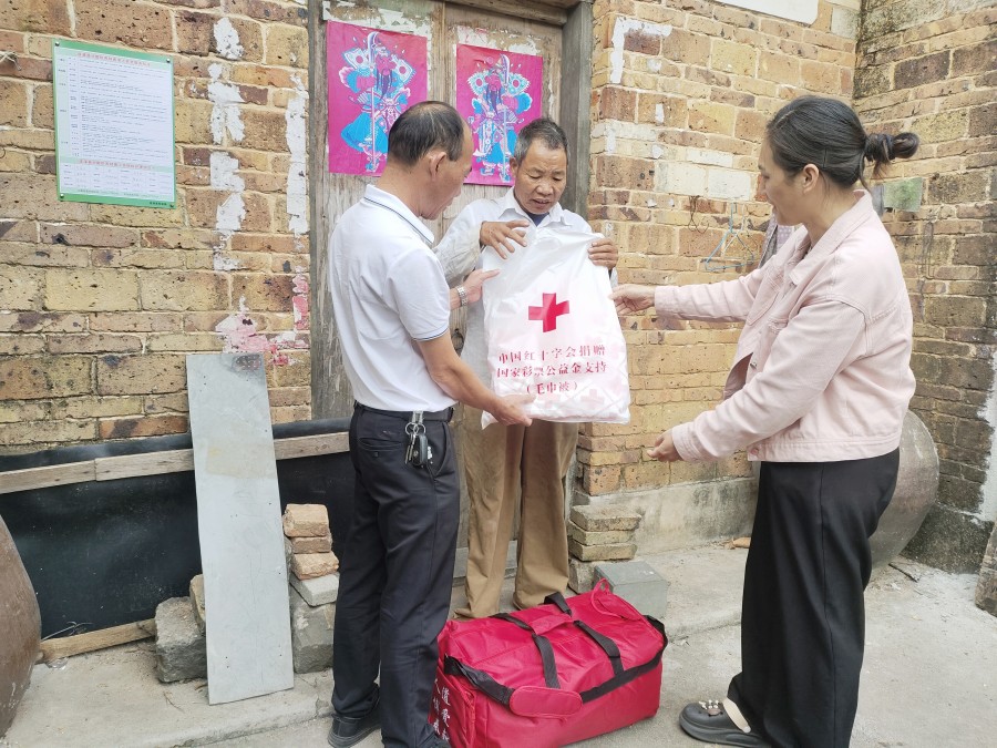 港门镇开展暖冬行动，传递红十温情