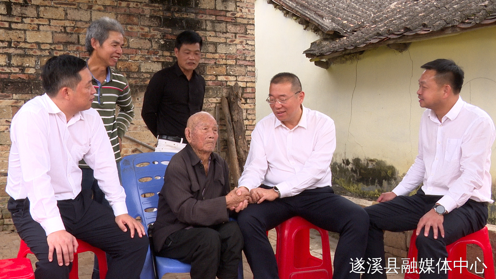 张洋率队开展重阳节慰问百岁老人活动