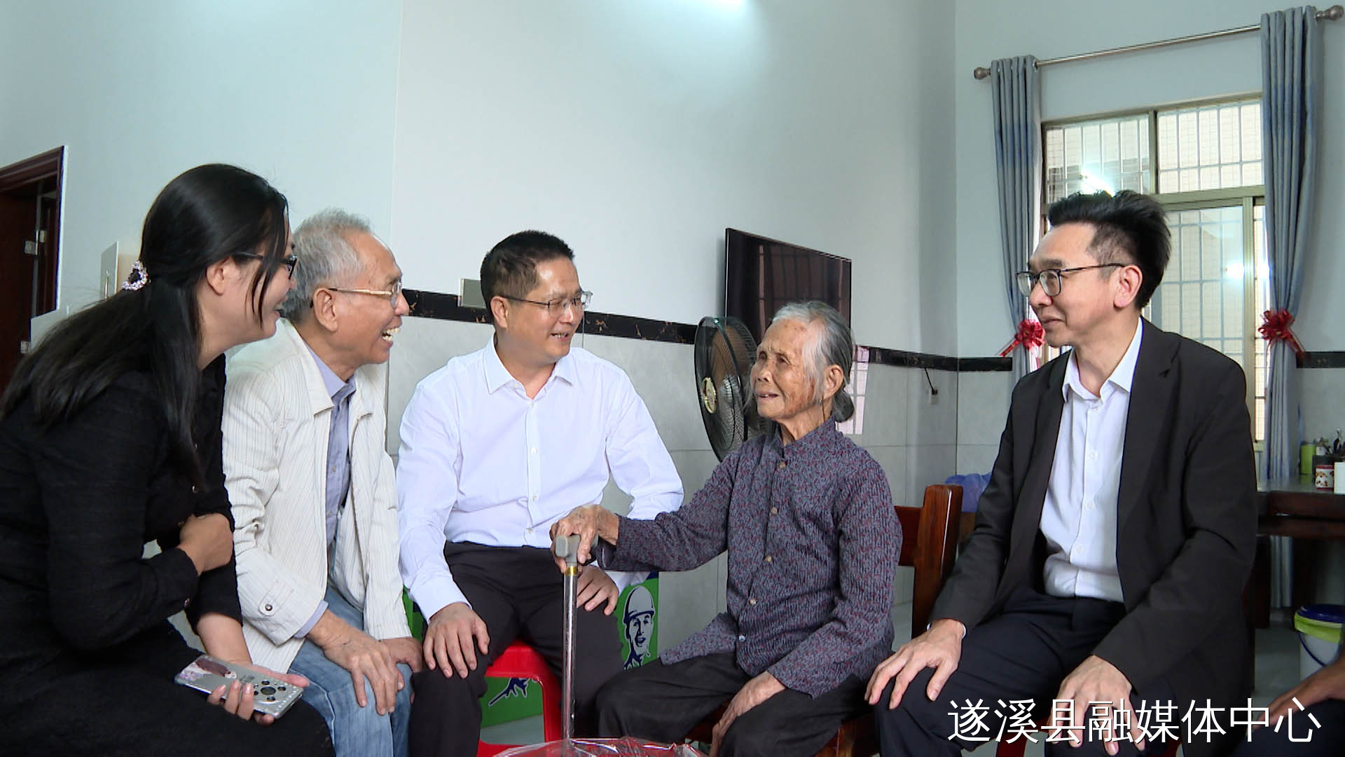 骆华庆率队开展重阳节慰问百岁老人活动