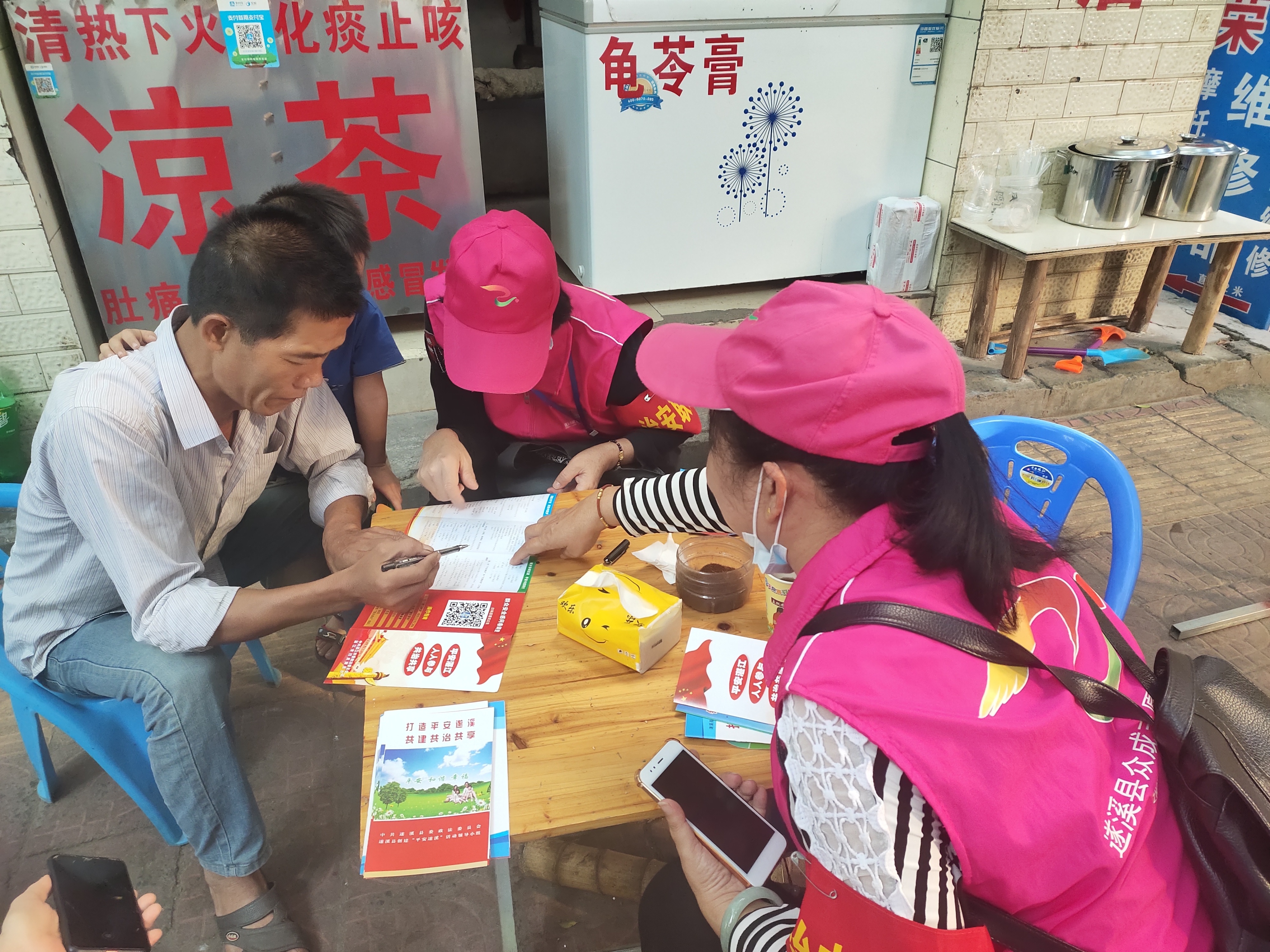 10月26日，团县委组织志愿者组建“治安联防”志愿者服务队1.jpg