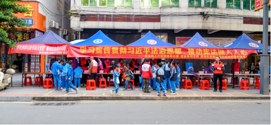 “宪”在行动 “未”你护航——县人大常委会办公室开展国家宪法日暨未成年人保护宣传进社区志愿服务活动