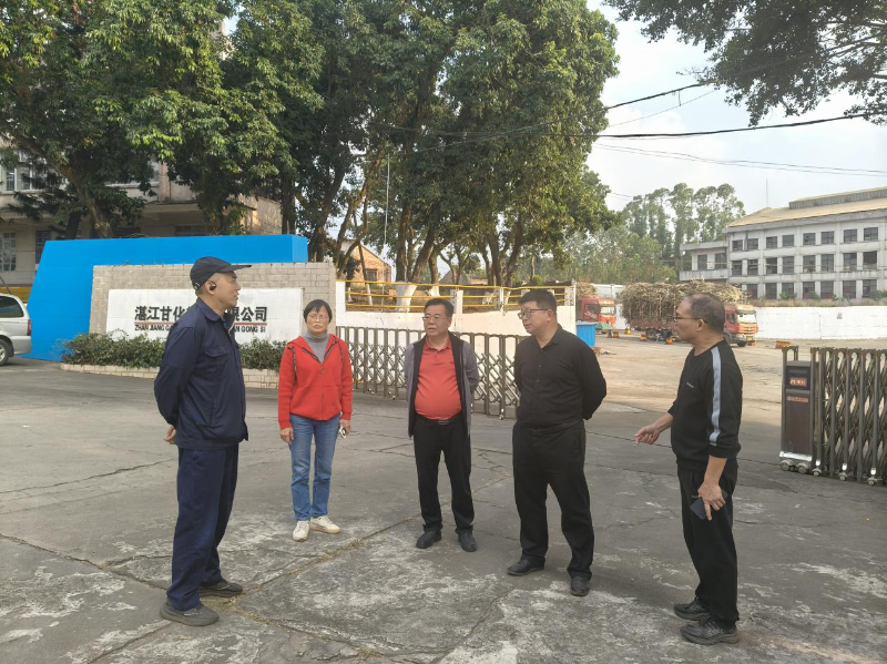 遂溪县政协主席潘汝权率队到杨柑镇督导元旦春节前夕安全生产工作