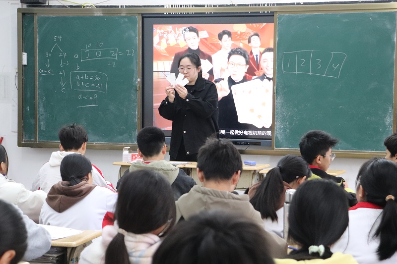 2 李薇妮讲解魔术中的数学原理.jpg