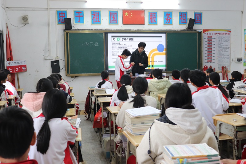 3 王建恒指导学生做化学实验.jpg