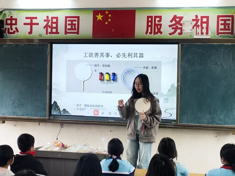 5 唐乐欣带学生亲身体验非遗文化(漆艺).jpg