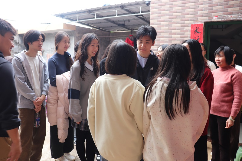 10 与学生亲切交谈.jpg