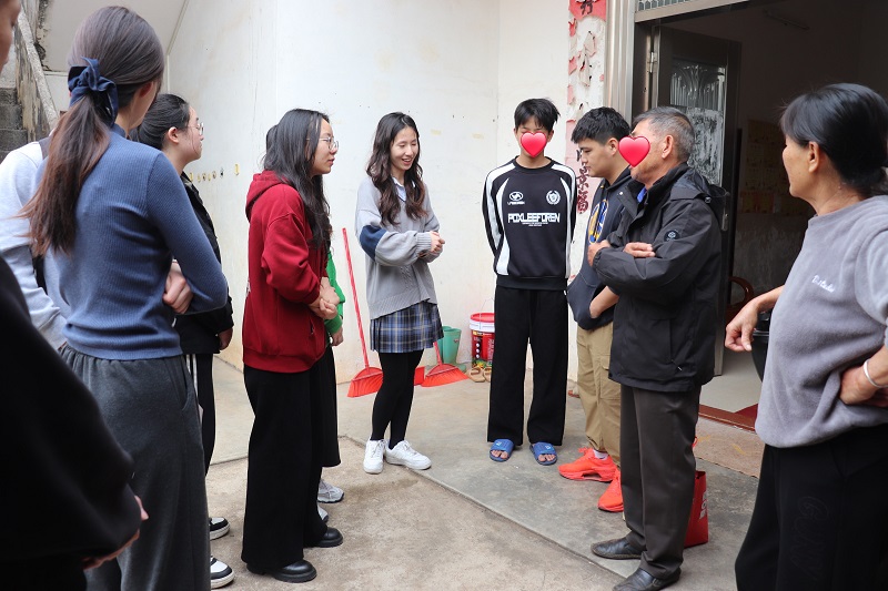 11 与学生及学生家长亲切交谈.jpg