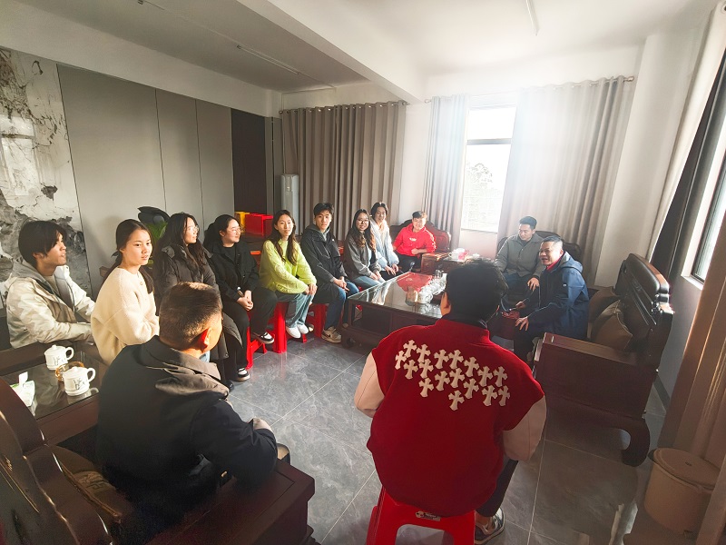 12 镇人大副主席叶里新和乐民镇商会、教育促进会会长黄利国等与支教队交流.jpg