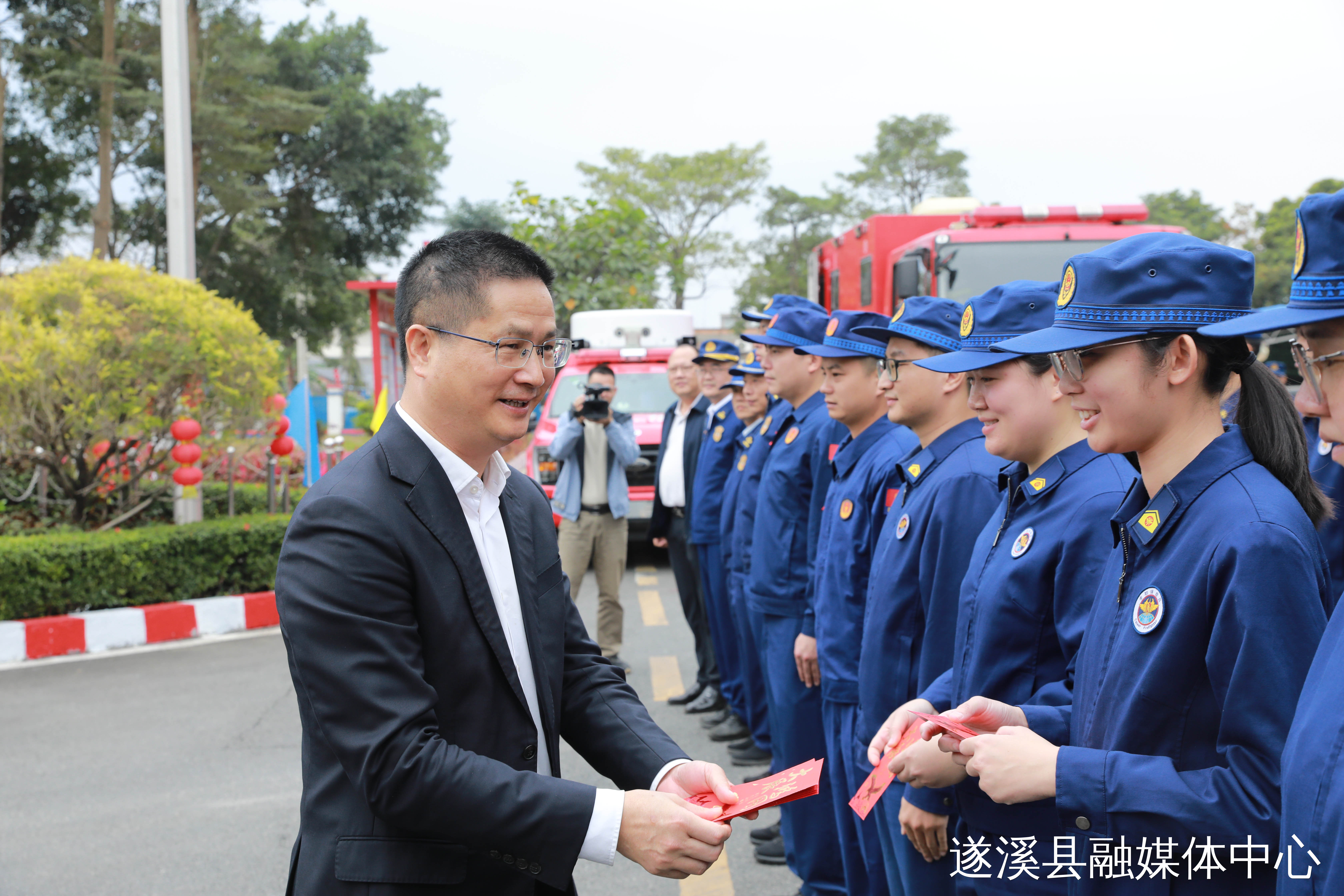 遂溪县四套班子领导走访慰问春节期间坚守岗位一线工作人员