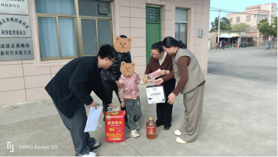 把爱带回家丨遂溪县妇联开展孤独症儿童家庭春节慰问活动153.png