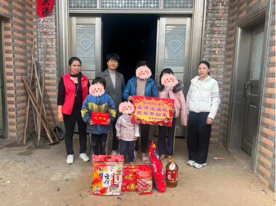 把爱带回家丨遂溪县妇联开展孤独症儿童家庭春节慰问活动290.png