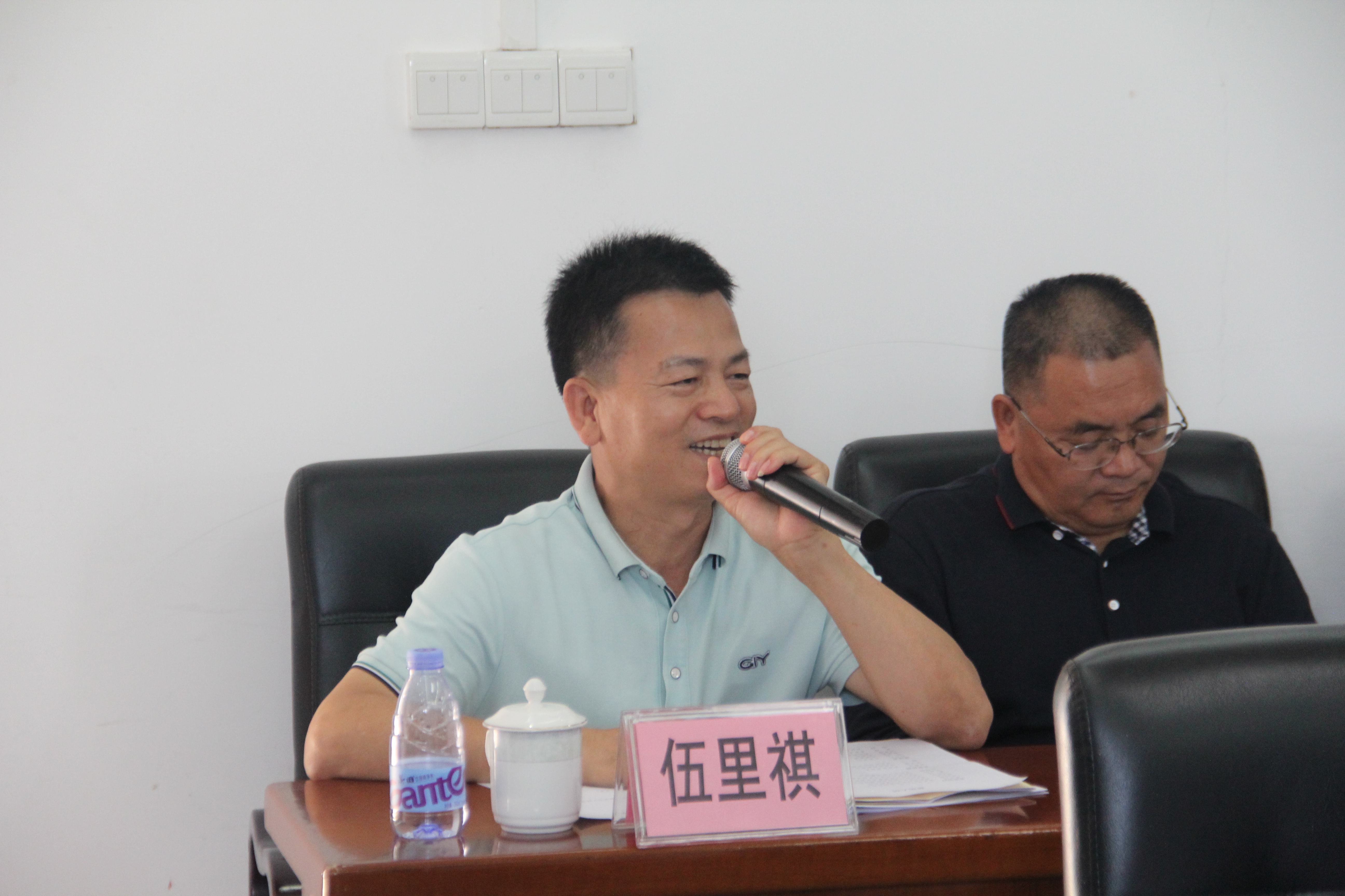 局长伍里祺在脱贫攻坚座谈会上发言.JPG