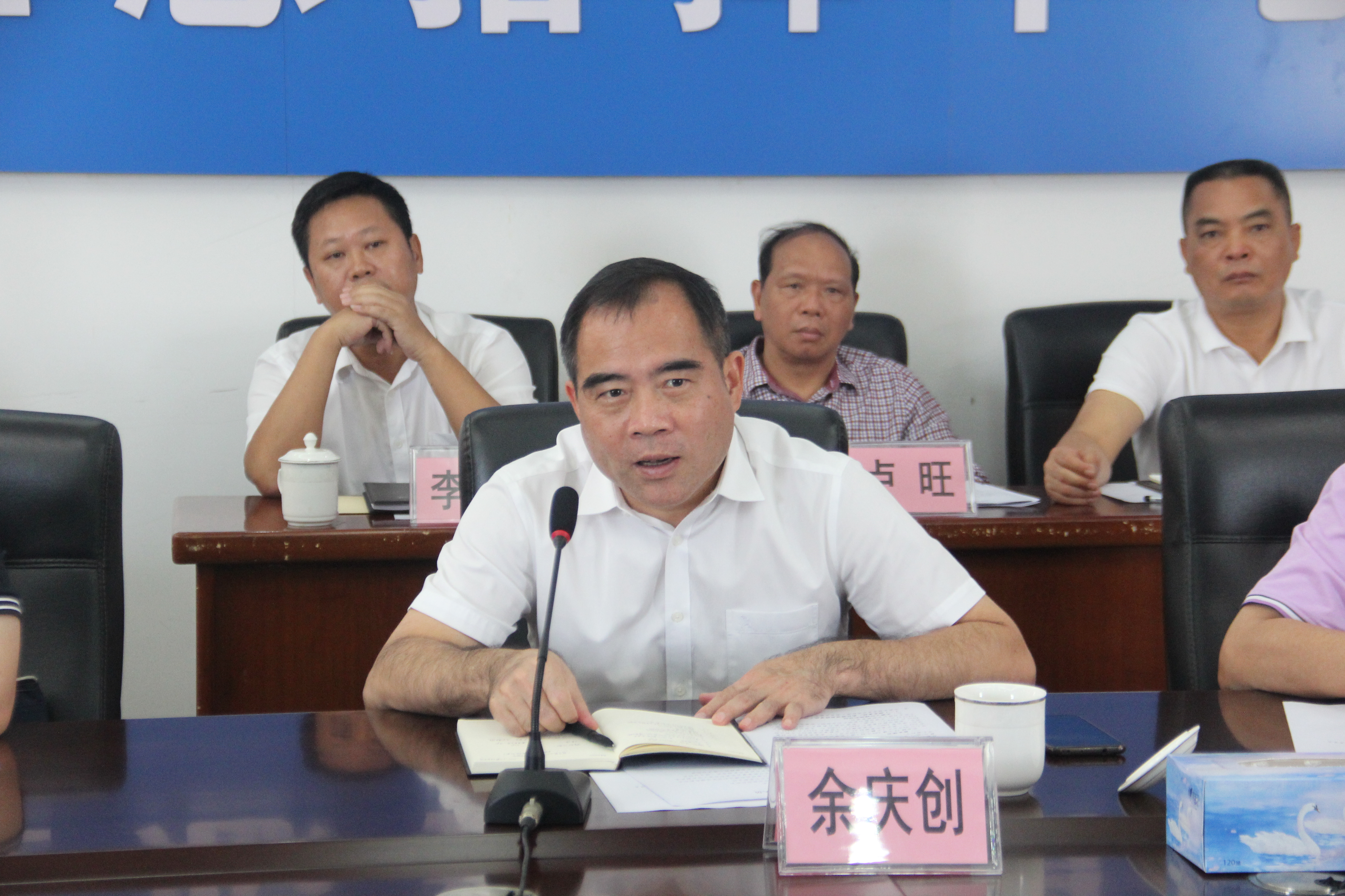 遂溪县委书记余庆 创在脱贫攻坚工作座谈会上发言