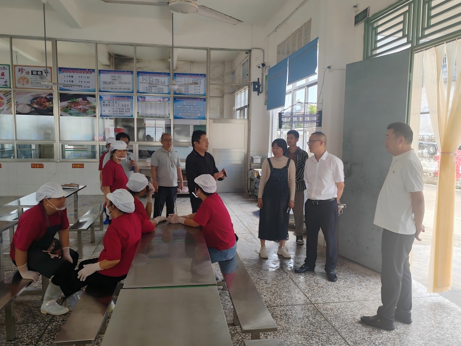 港门镇深入辖区校园食堂开展食品安全专项检查