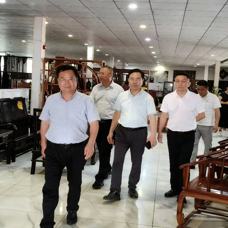 遂溪县政协主席潘汝权率队赴超顺红木家具调研