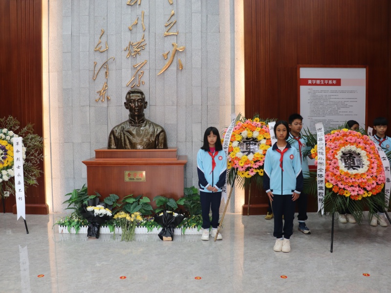 学生代表为烈士敬献花圈.JPG