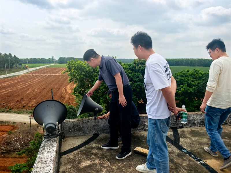 图1：驻镇工作队深入各行政村、自然村检查智慧云喇叭系统.jpg