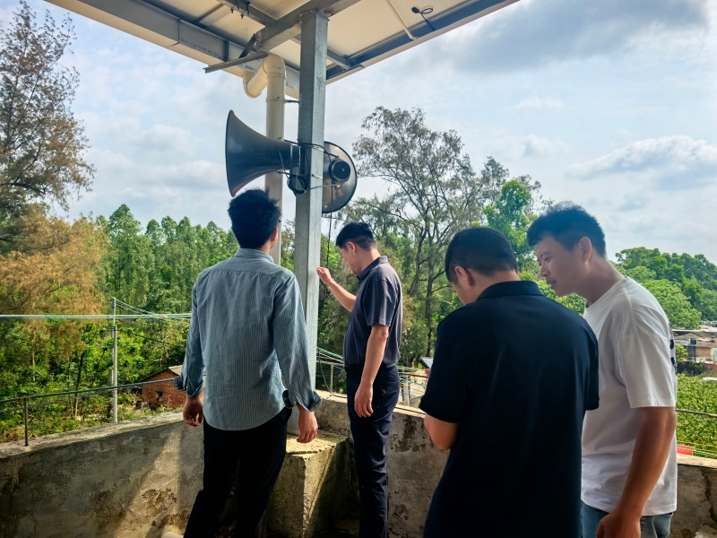 图3：驻镇工作队深入行政村、自然村检查智慧云喇叭系统.jpg