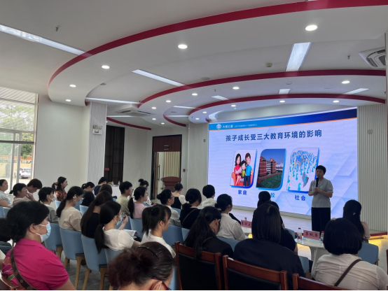 巾帼宣讲润人心 创业家教双赋能--遂溪县第四十二期女性大讲坛开讲(1)1165.png