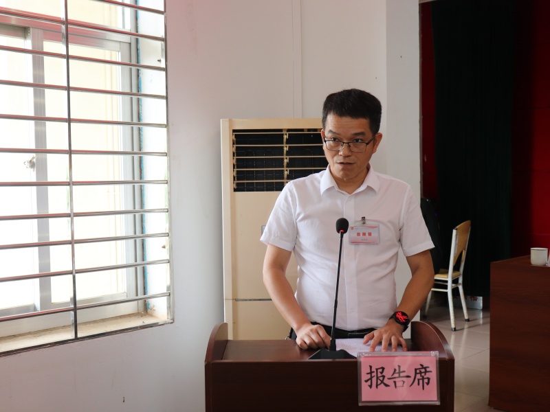 镇人大主席李武作《乐民镇人大工作报告》.JPG