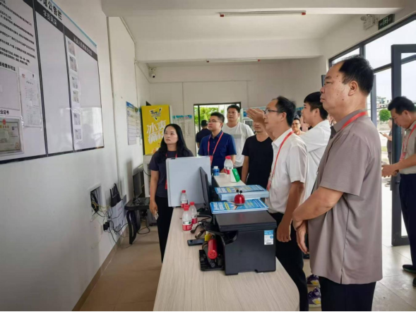 河头镇人大：组织代表视察河头游泳馆