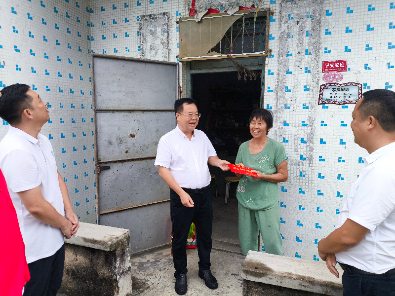 潘汝权率队到杨柑镇走访慰问党员