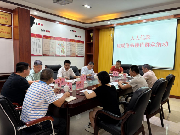 陈武到城月镇人大代表中心联络站接待群众