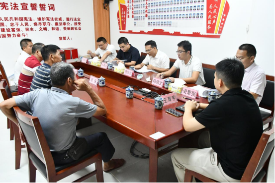 伍华武到草潭镇人大代表中心联络站接待群众