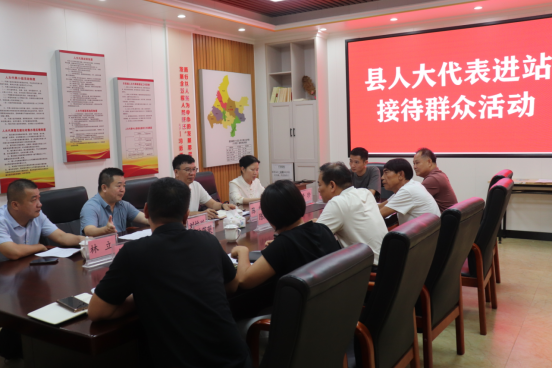 刘桂兴、陈德到乐民镇人大代表中心联络站接待群众