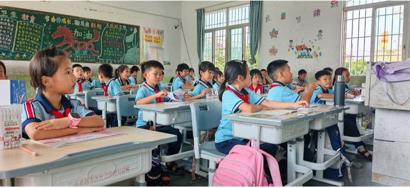 图2：乐民镇中心小学学生启用越秀区捐赠的新课桌椅.jpg