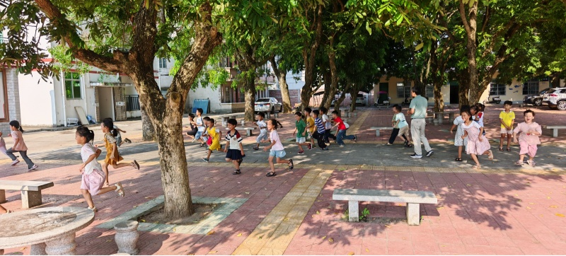 图6：乐民镇余村小学学生在建好的硬底化小公园欢乐跑步运动.jpg