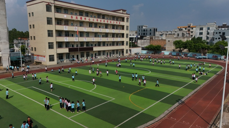 图5：越秀区援建的乐民镇中心小学足球场.jpg
