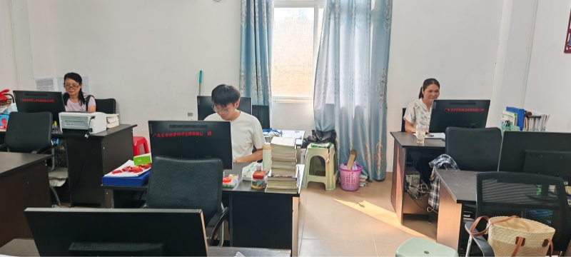 图7：乐民镇中心小学教师使用越秀区矿泉街道办事处筹集捐赠的电脑开展教学备课.jpg