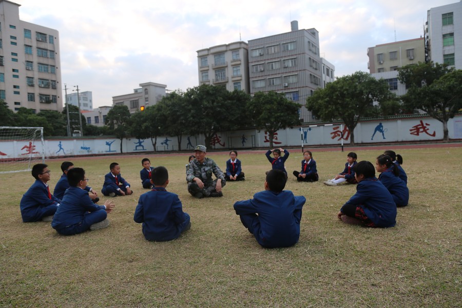 2019年12月17日到遂溪县第四小学给同学们上国防教育课2.JPG