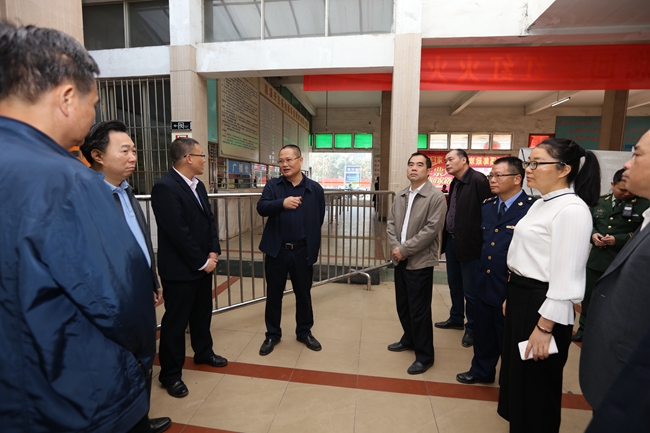 钟力,余庆创检查县汽车运输总站的安全保障措施落实情况