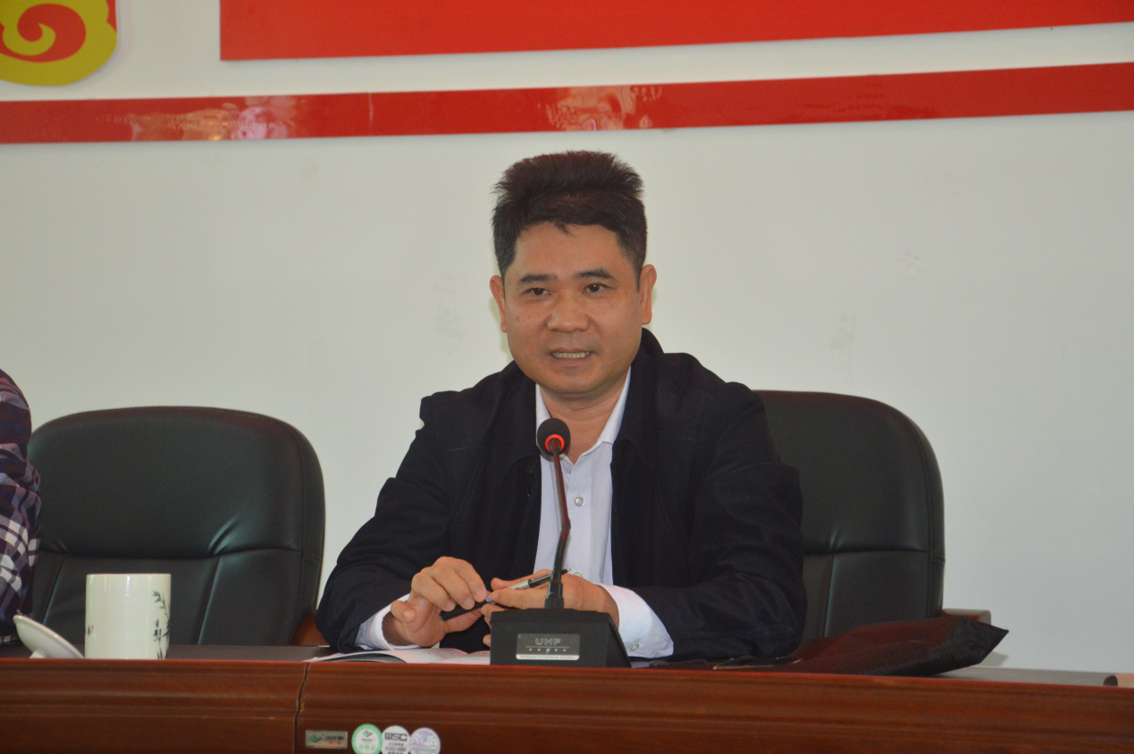 会上,镇党委书记梁盘汇报我镇农村人居环境整治及精准扶贫工作情况