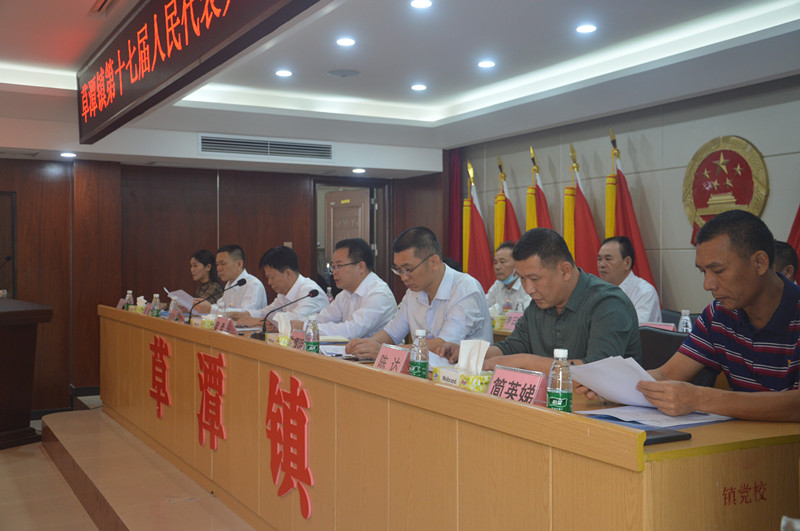 11月17日,草潭镇第十七届人民代表大会第八次会议在镇政府三楼会议室