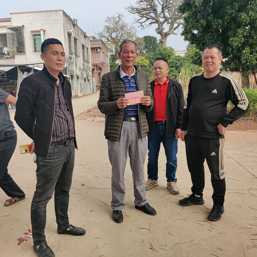 1月24日下午，驻点领导陈志强委员到黄屋村慰问生活困难老党员、老干部并送上新春祝福.jpg