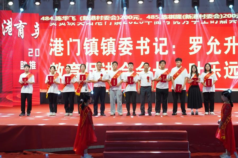 领导嘉宾为优秀大学生颁奖4.JPG