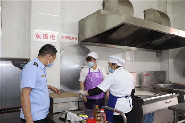 （监管人员随机对学校饭堂及周边食品安全进行监管检查） (1).jpg