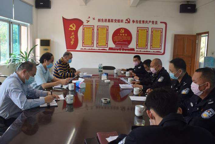 县公安交警大队长易伟强向吕汉武常务副县长汇报我县道路交通工作总体