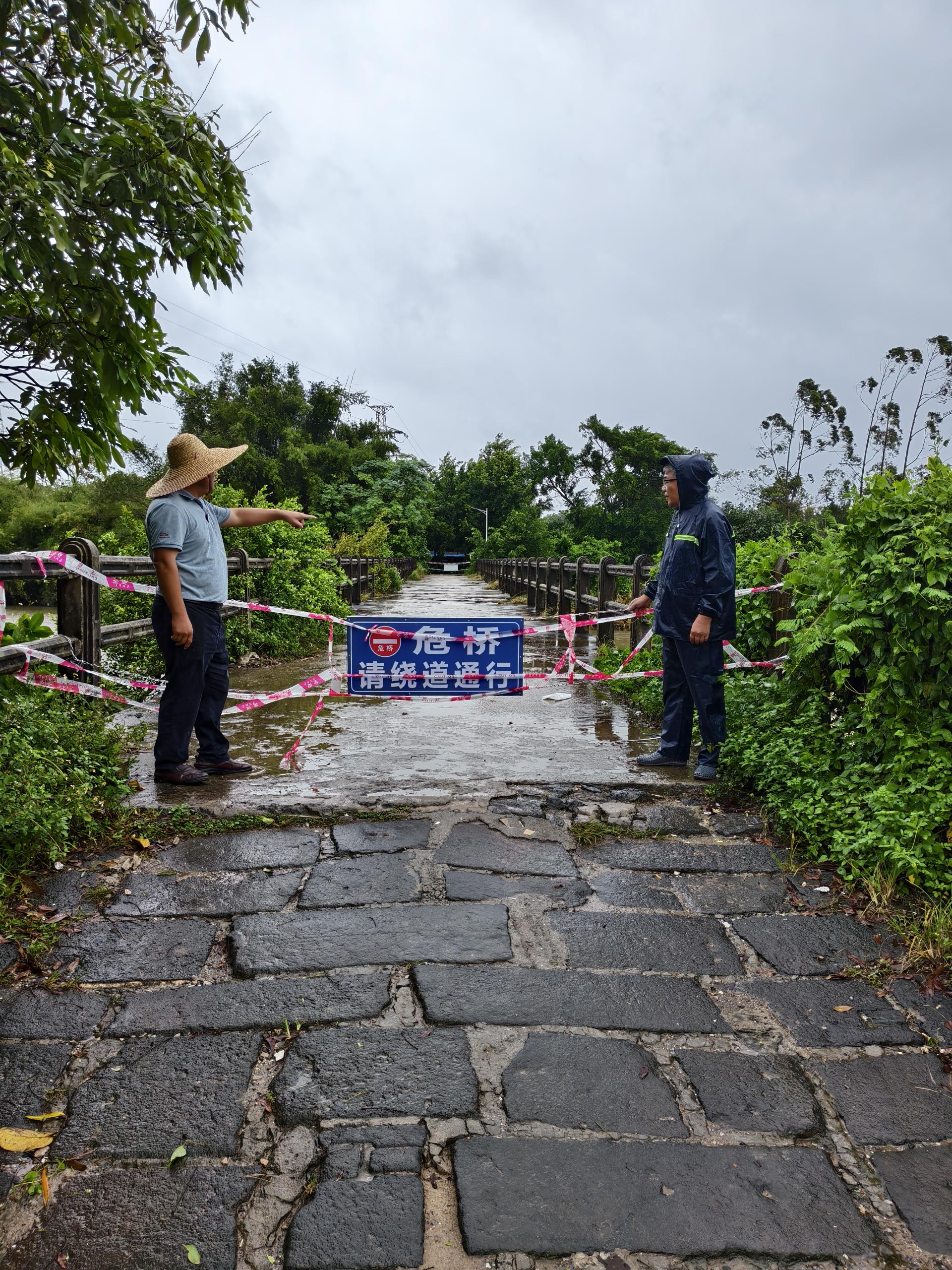 遂城街道办对危桥的封闭管控情况开展专项巡查.jpg