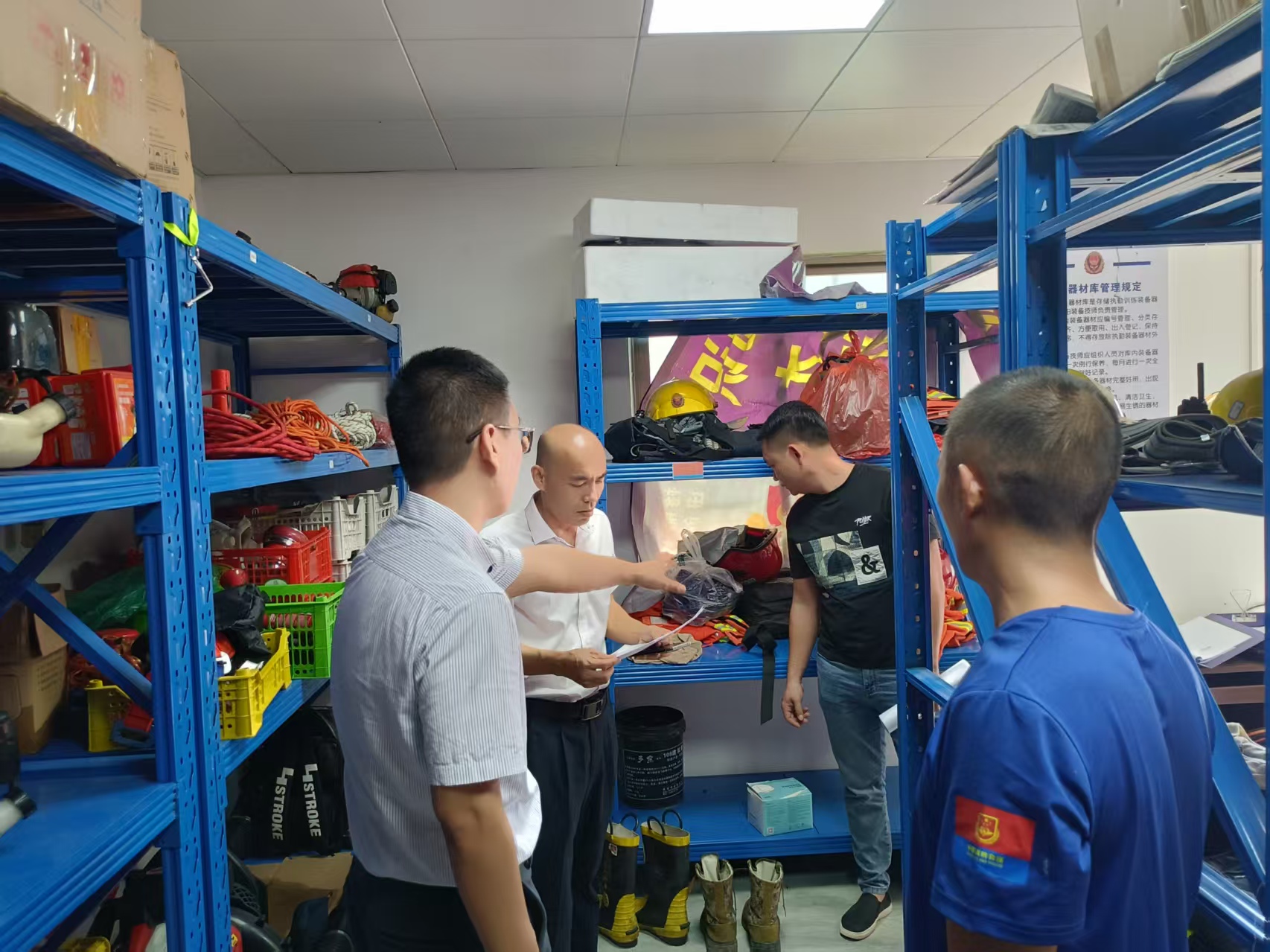 县三防办督导组到北坡镇检查应急仓库物资储备 情况.jpg