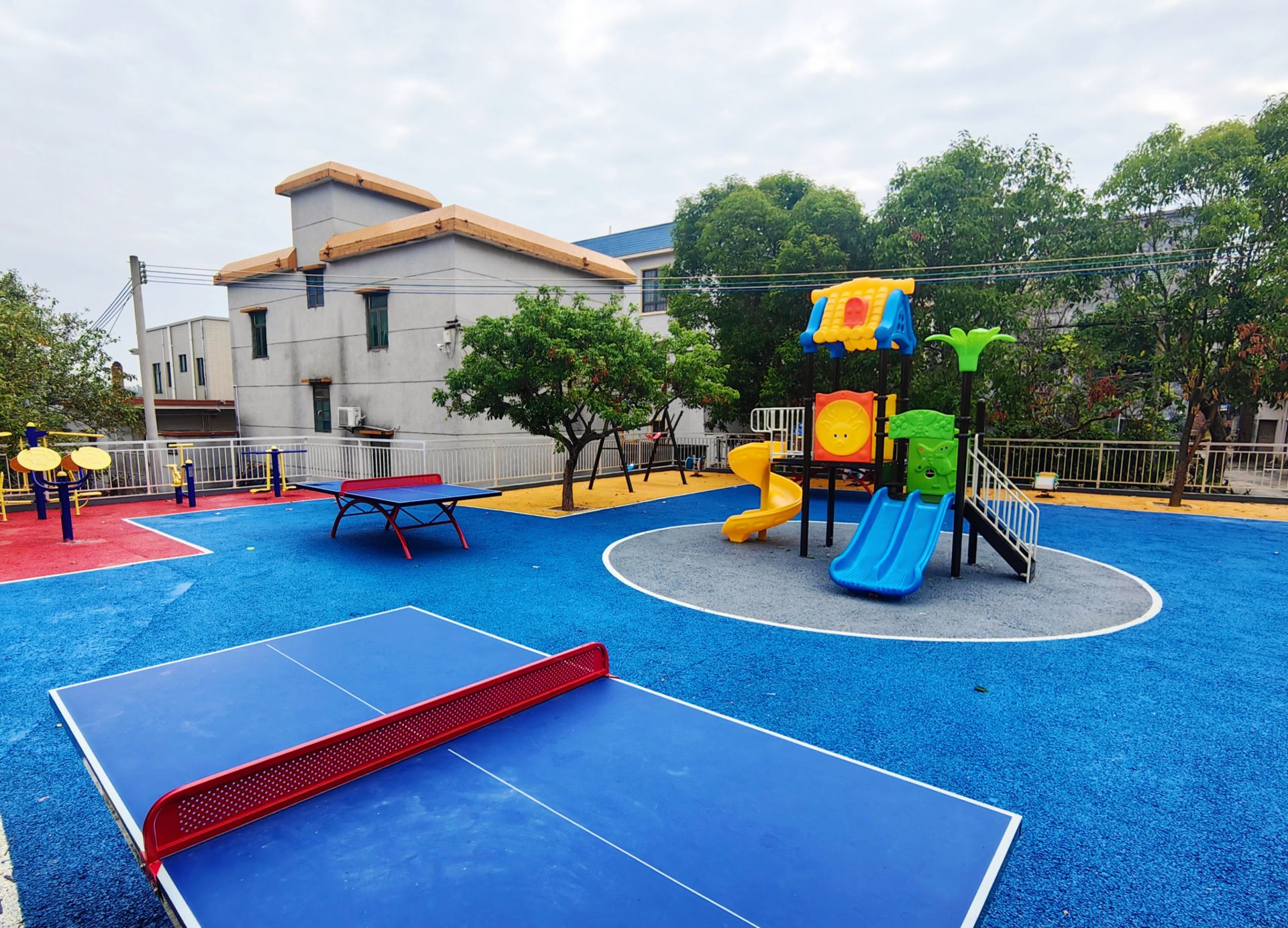 吴川市王村港镇八十村儿童活动场地.jpeg
